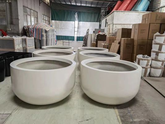 Большие высокие сосуды из стекловолокна для оформления садов на открытом воздухе